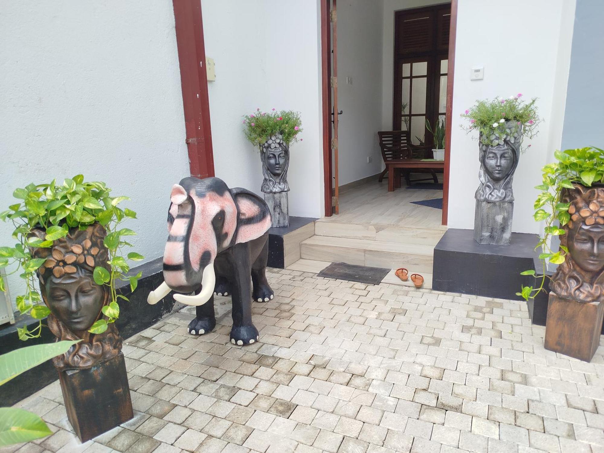 Elzangi Hotel Negombo Exterior photo